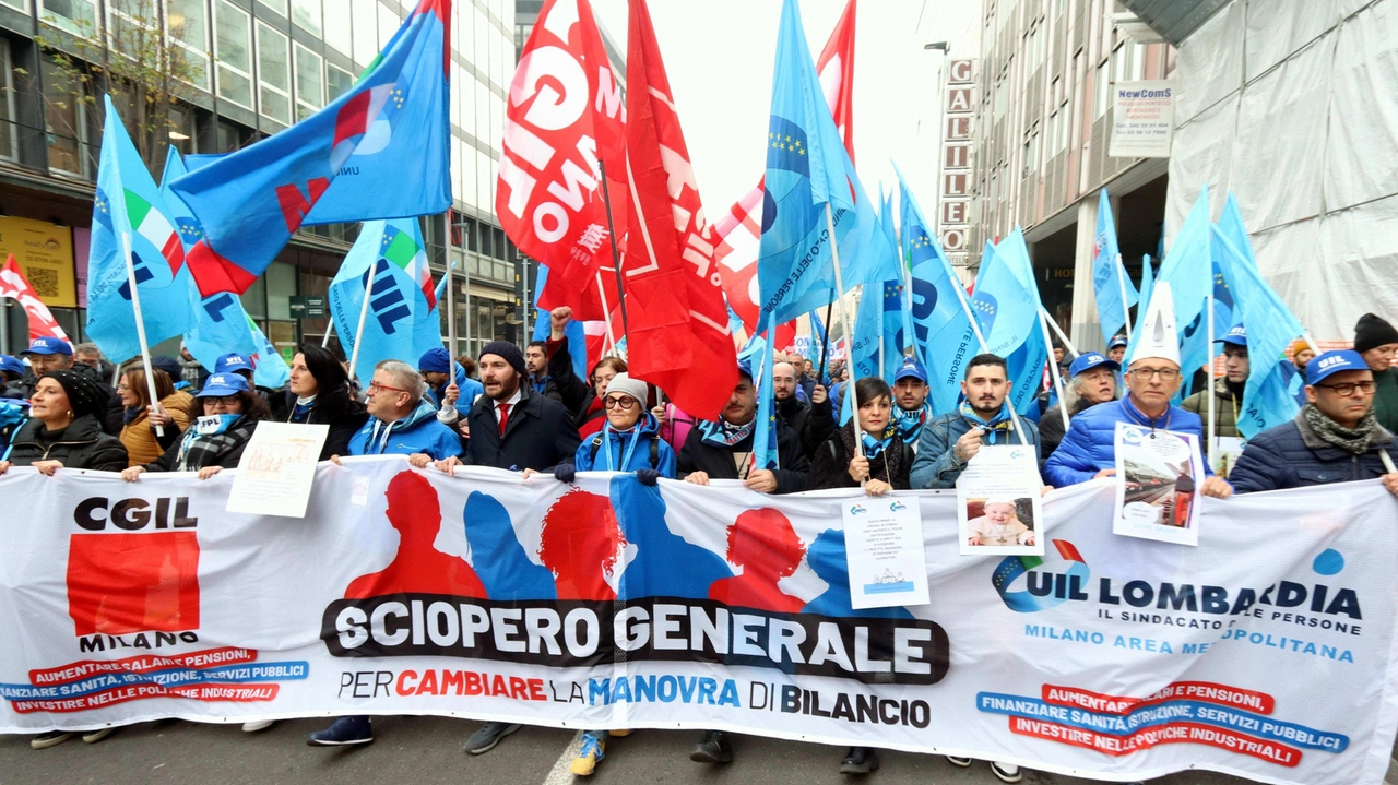 La manifestazione contro la manovra e il ricordo di Ramy: 15mila in piazza. Chiusa la M3. Protestano anche le sigle di base, striscione per Licia Pinelli. La manifestazione contro la manovra e il ricordo di Ramy: 15mila in piazza. Chiusa la M3. Protestano anche le sigle di base, striscione per Licia Pinelli.