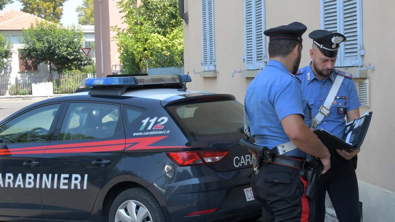 I carabinieri indagano sul colpo al Carrefour di Garlasco (foto archivio) I carabinieri indagano sul colpo al Carrefour di Garlasco (foto archivio)