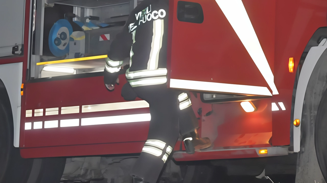 (Pavia) Sembrano esserci pochi dubbi sulla causa dolosa dell’incendio. Ignoti avrebbero infatti appiccato volontariamente le fiamme a un escavatore, nella cava... (Pavia) Sembrano esserci pochi dubbi sulla causa dolosa dell’incendio. Ignoti avrebbero infatti appiccato volontariamente le fiamme a un escavatore, nella cava...