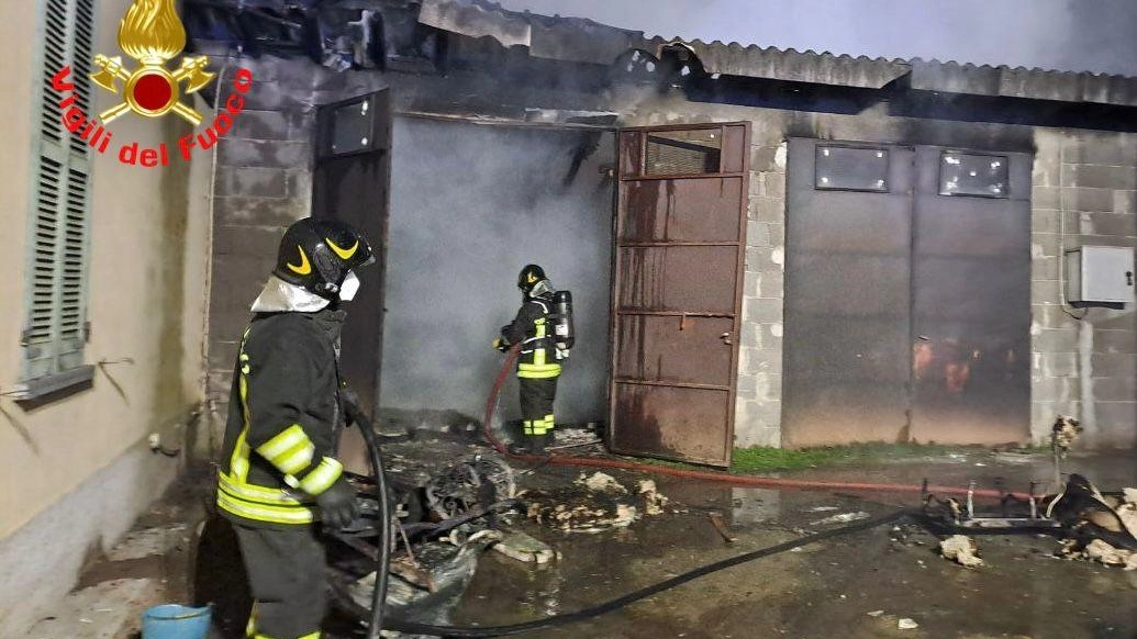 I vigili del fuoco cercano di domare l’incendio nei box L’origine dolosa è stata esclusa I vigili del fuoco cercano di domare l’incendio nei box L’origine dolosa è stata esclusa