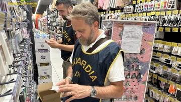 Maxi sequestro di orologi e gioielli irregolari in un grande magazzino del Lodigiano