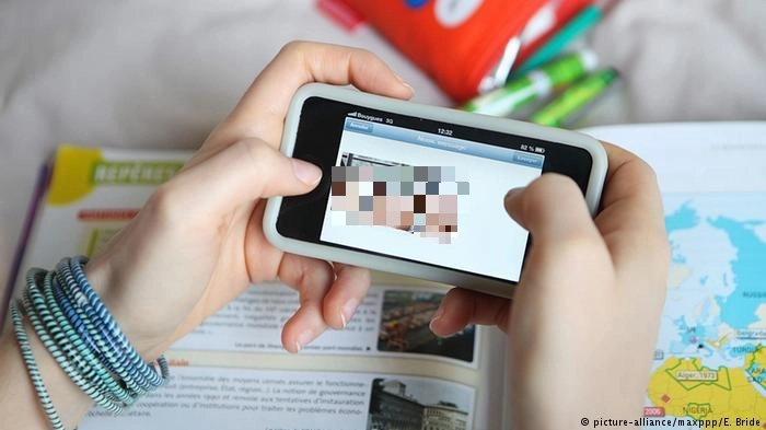 Ragazzine adescate sui social e costrette a mandare video e foto hot a due cyber pedofili che si erano spacciati per coetanei