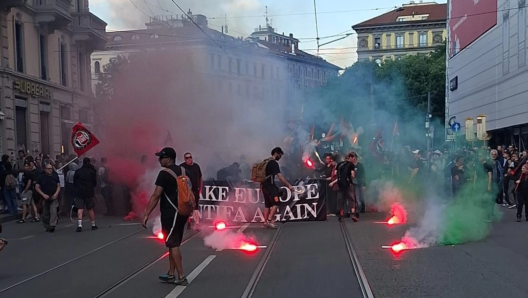 Il momento in cui gli antagonisti hanno acceso i fumogeni per cambiarsi d’abito Il momento in cui gli antagonisti hanno acceso i fumogeni per cambiarsi d’abito