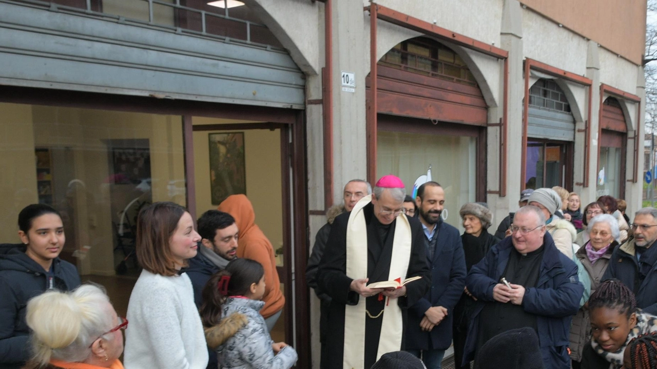 Il vescovo di Pavia Corrado Sanguineti e gli altri presenti ieri pomeriggio davanti ai locali affidati alla Comunità di Sant’Egidio Il vescovo di Pavia Corrado Sanguineti e gli altri presenti ieri pomeriggio davanti ai locali affidati alla Comunità di Sant’Egidio