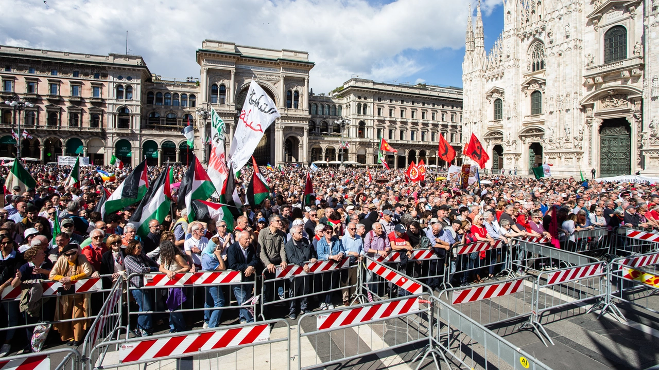 La folla di 90 mila persone (secondo l'Anpi) che ha affollato Piazza del Duomo a Milano per il 25 aprile