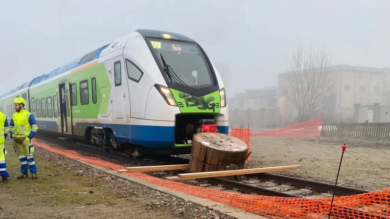La maxi bobina sui binari, che ha causato il blocco della circolazione sulla linea Mortara-Robbio-Vercelli (dal profilo Facebook del sindaco di Robbio, Roberto Francese) La maxi bobina sui binari, che ha causato il blocco della circolazione sulla linea Mortara-Robbio-Vercelli (dal profilo Facebook del sindaco di Robbio, Roberto Francese)