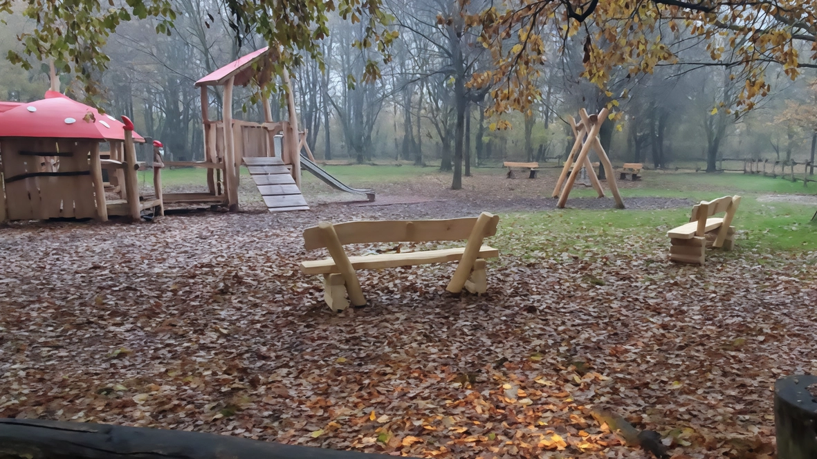 Al Bosco delle Querce sono state posizionate venti panchine e altre venti verranno installate prossimamente Al Bosco delle Querce sono state posizionate venti panchine e altre venti verranno installate prossimamente