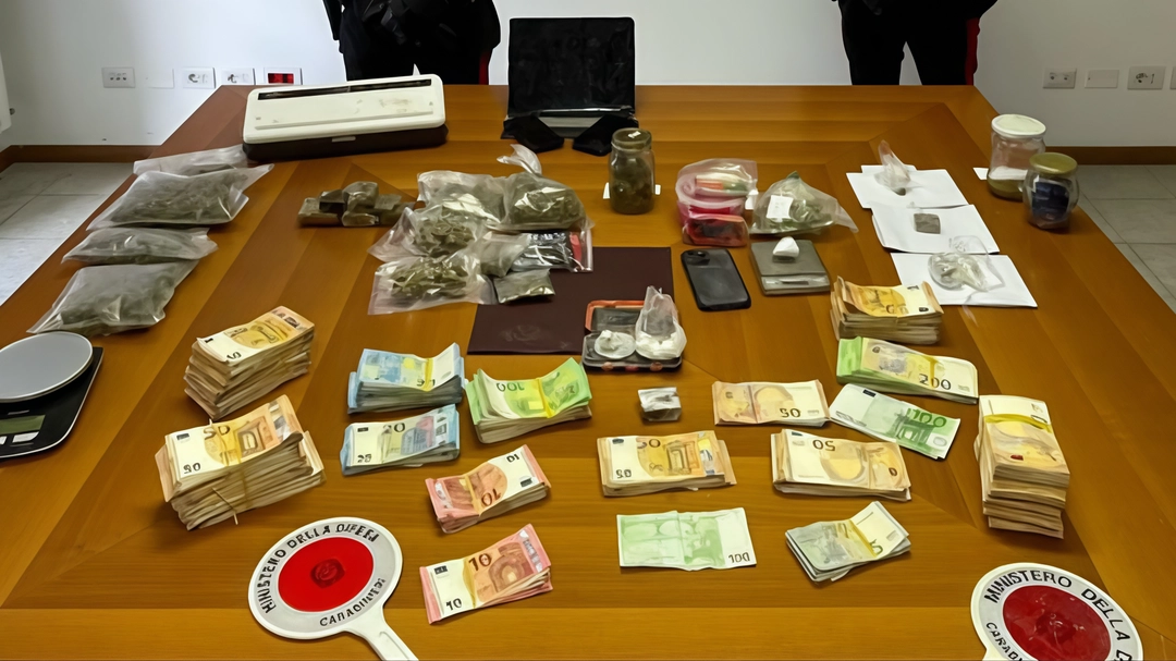 I carabinieri hanno sequestrato cinque chili di droga tra hashish e marijuana e 120mila euro in banconote di varo taglio I carabinieri hanno sequestrato cinque chili di droga tra hashish e marijuana e 120mila euro in banconote di varo taglio