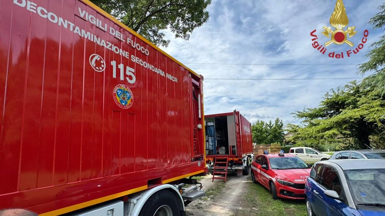 Vigili del fuoco al lavoro sul luogo dell'incidente a Santa Maria di Sala, Venezia (Ansa) Vigili del fuoco al lavoro sul luogo dell'incidente a Santa Maria di Sala, Venezia (Ansa)