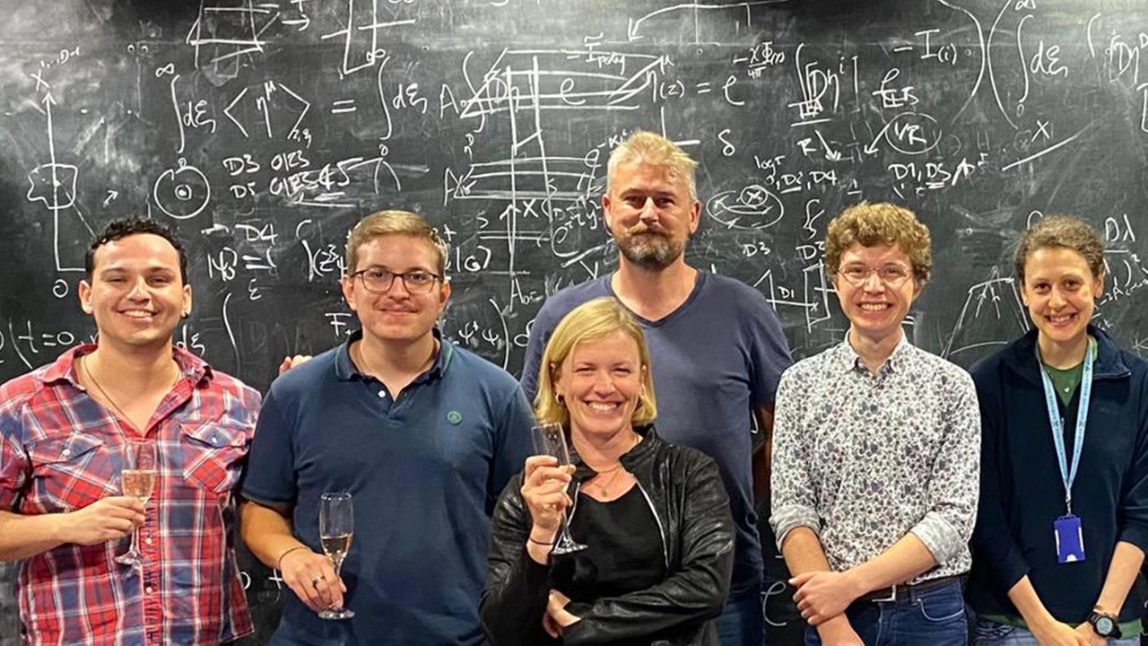 Maria Ubiali, ricercatrice e university lecturer al Dipartimento di Matematica applicata e Fisica teorica di Cambridge (sopra) Negli anni ha lavorato nelle università di Milano, Genova, Edimburgo, Aquisgrana e Louvain-la-Neuve (Belgio) Maria Ubiali, ricercatrice e university lecturer al Dipartimento di Matematica applicata e Fisica teorica di Cambridge (sopra) Negli anni ha lavorato nelle università di Milano, Genova, Edimburgo, Aquisgrana e Louvain-la-Neuve (Belgio)