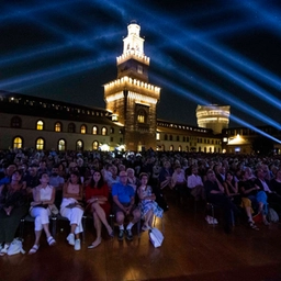 Estate al Castello 2025: tutti gli appuntamenti nel Cortile delle Armi, debutto con Alessandro Barbero