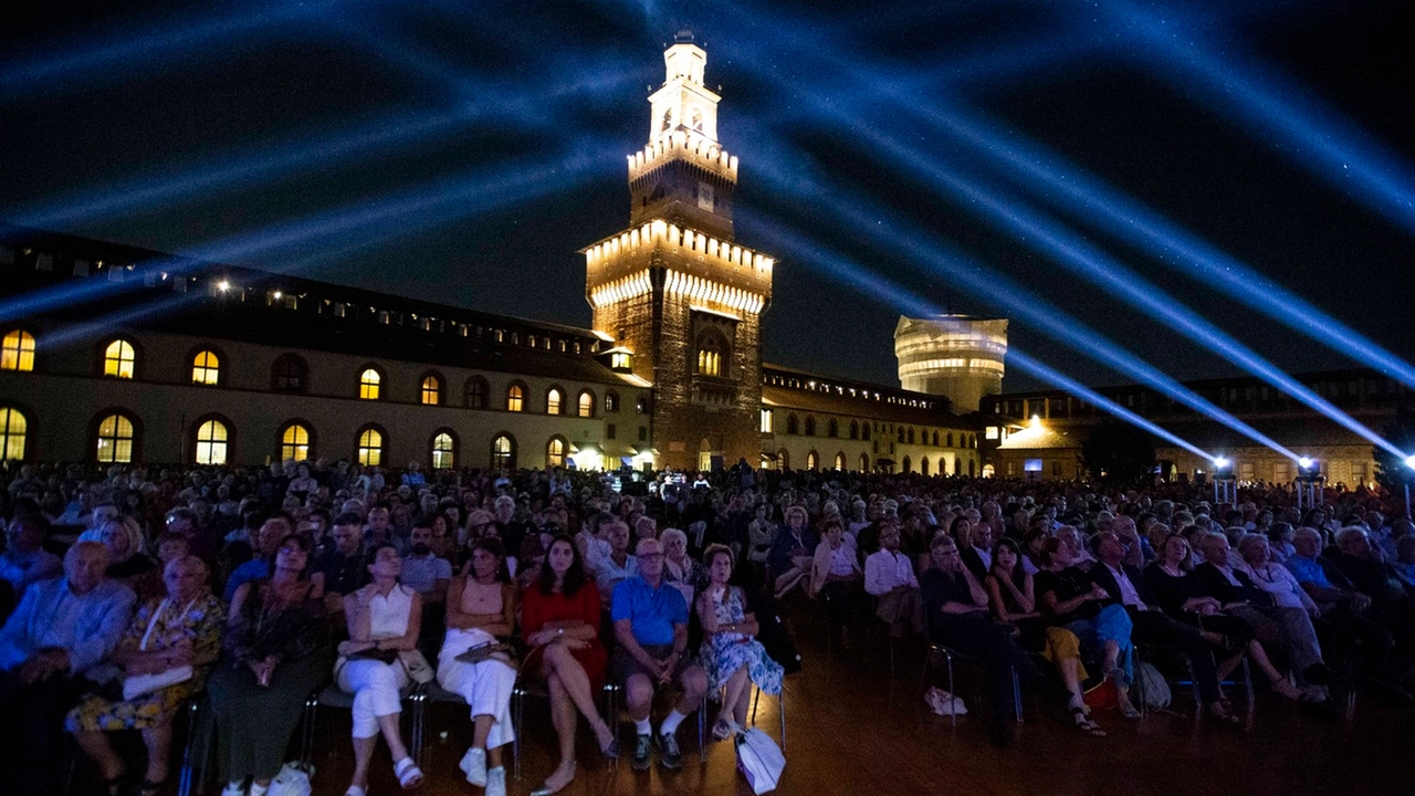 Il Cortile delle Armi del Castello Sforzesco illuminato durante un appuntamento di una precedente edizione del festival Il Cortile delle Armi del Castello Sforzesco illuminato durante un appuntamento di una precedente edizione del festival