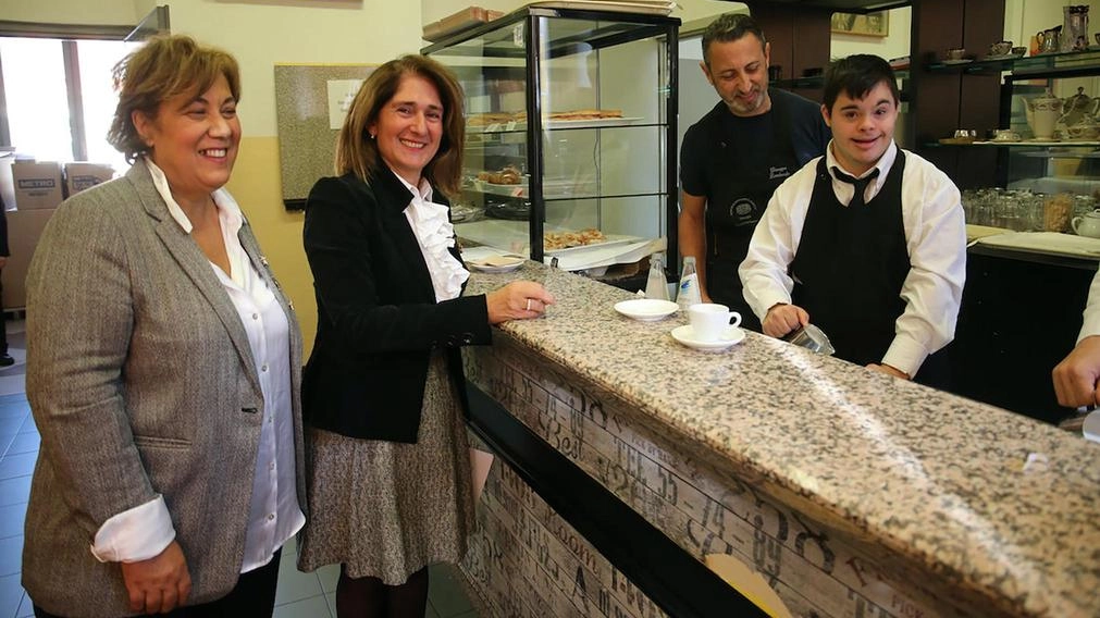 Lorenzo Besana al bancone del bar all’interno dell’Istituto alberghiero Olivetti Alle spalle il suo tutor, Giuseppe Lombardo, tecnico di sala bar della scuola Lorenzo Besana al bancone del bar all’interno dell’Istituto alberghiero Olivetti Alle spalle il suo tutor, Giuseppe Lombardo, tecnico di sala bar della scuola