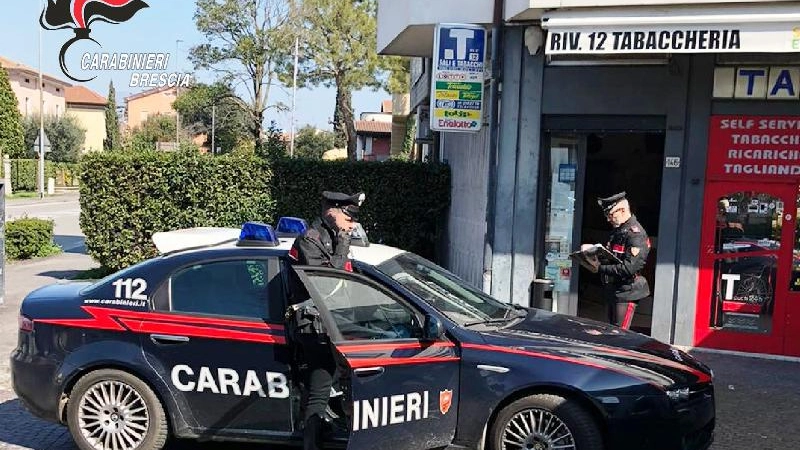 Indagano i carabinieri di Desenzano (foto di archivio) Indagano i carabinieri di Desenzano (foto di archivio)