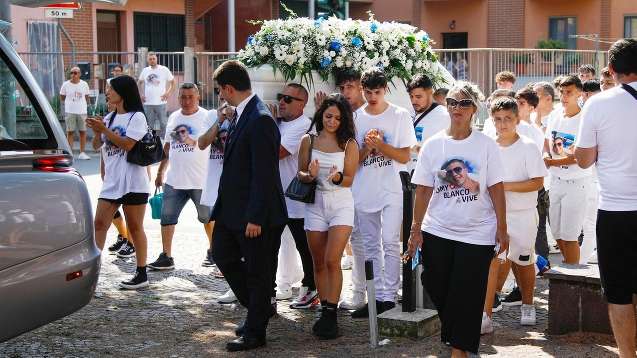 Bollate, in corteo parenti e amici vestiti di bianco per il funerale. "Vogliamo giustizia" Bollate, in corteo parenti e amici vestiti di bianco per il funerale. "Vogliamo giustizia"