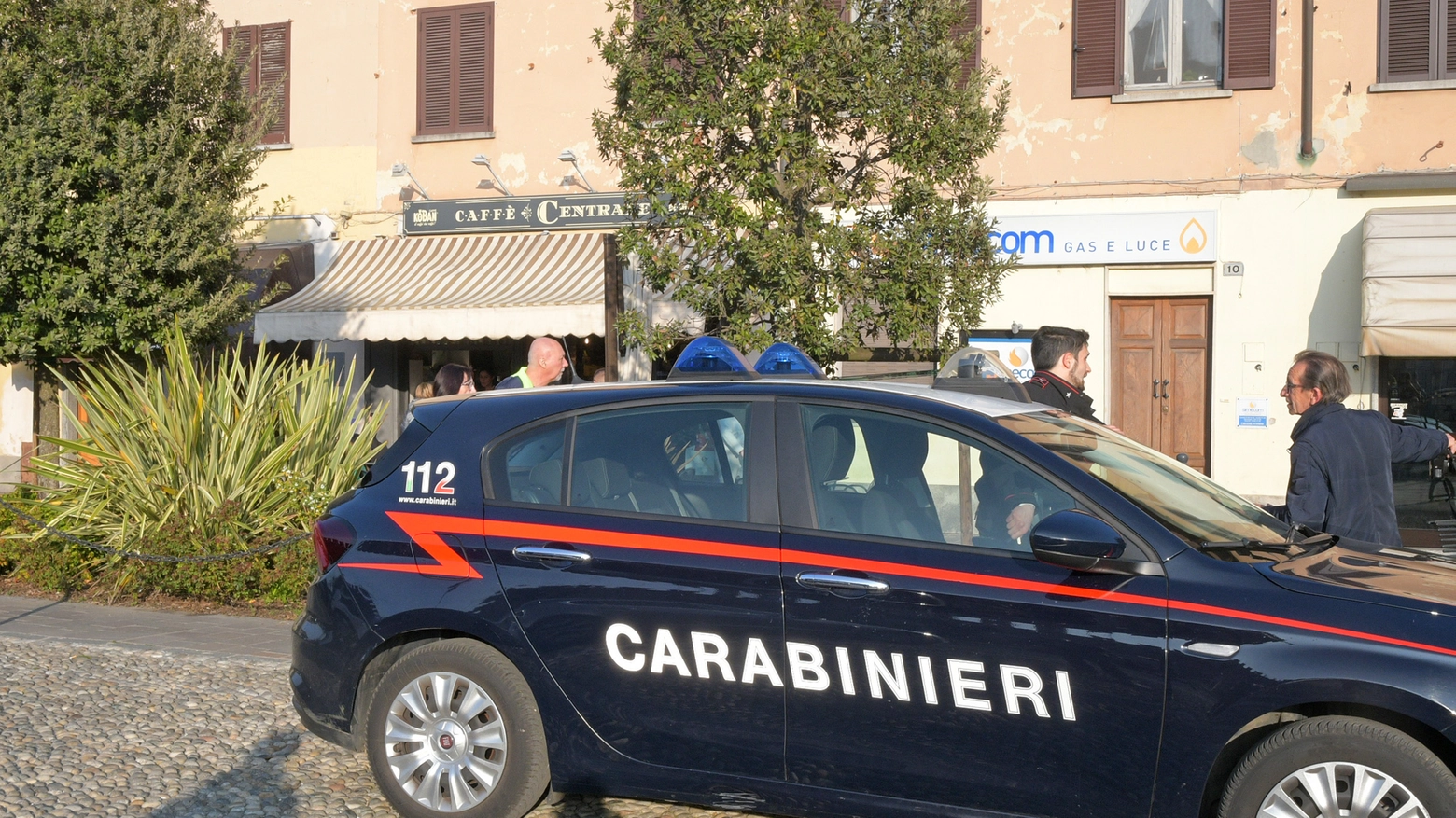 Il ladro, un quarantasettenne, bloccato dai carabinieri poco dopo essersi introdotto in un locale.