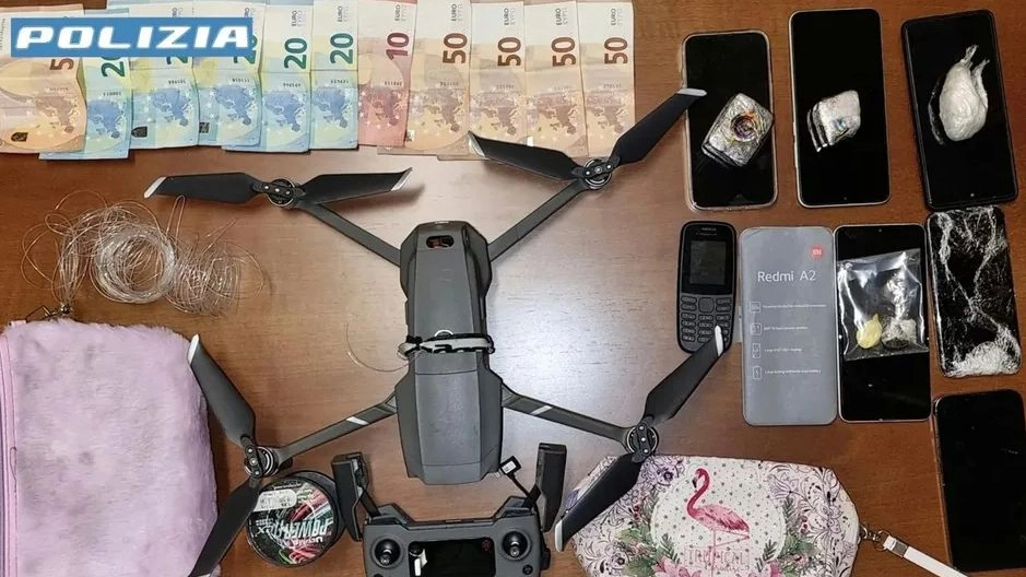 Il drone, i soldi, la droga e i cellulari sequestrati (Foto polizia)