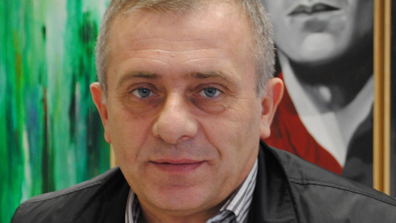 Francesco Tripodi, figlio del boss 'ndrangheta, arrestato per associazione mafiosa. Coinvolti politici e professionisti locali. Francesco Tripodi, figlio del boss 'ndrangheta, arrestato per associazione mafiosa. Coinvolti politici e professionisti locali.
