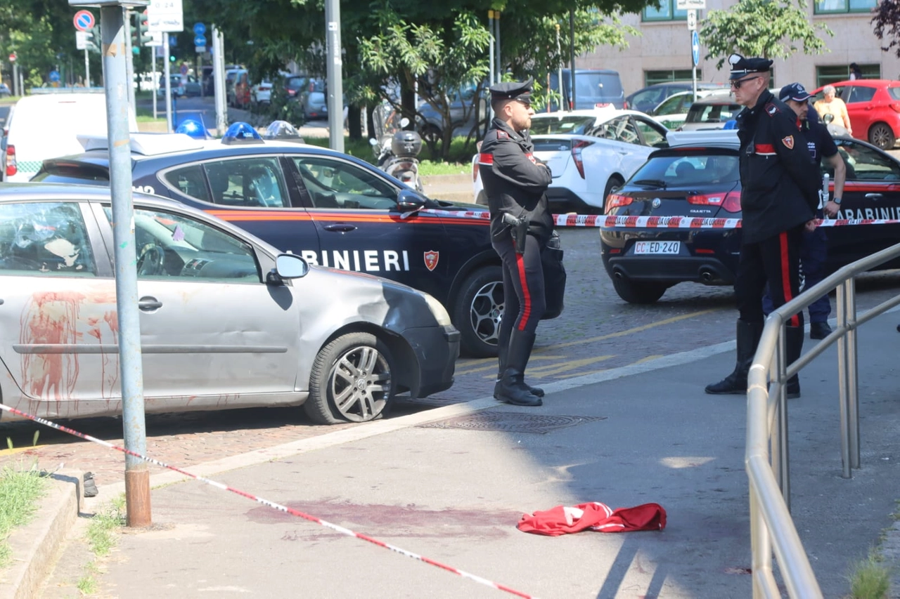 I carabinieri davanti al Fatebenfratelli dove è arrivata l'auto del ragazzino: evidenti le macchie di sangue in strada e sulla carrozzeria