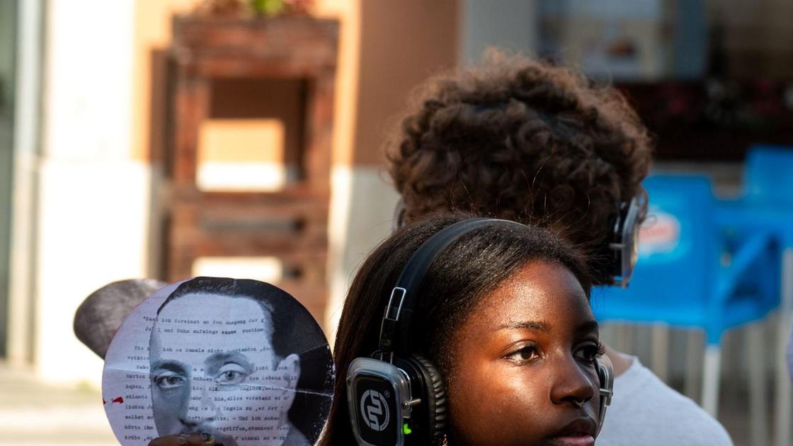 se il teatro esce dal palco passeggiata con cuffie e voce da Ilgiorno.it se il teatro esce dal palco passeggiata con cuffie e voce