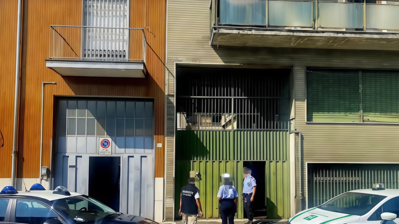 Il blitz di carabinieri e polizia locale all’interno dell’edificio di via Moncenisio dove sono state scoperte tre aziende tessili clandestine Il blitz di carabinieri e polizia locale all’interno dell’edificio di via Moncenisio dove sono state scoperte tre aziende tessili clandestine