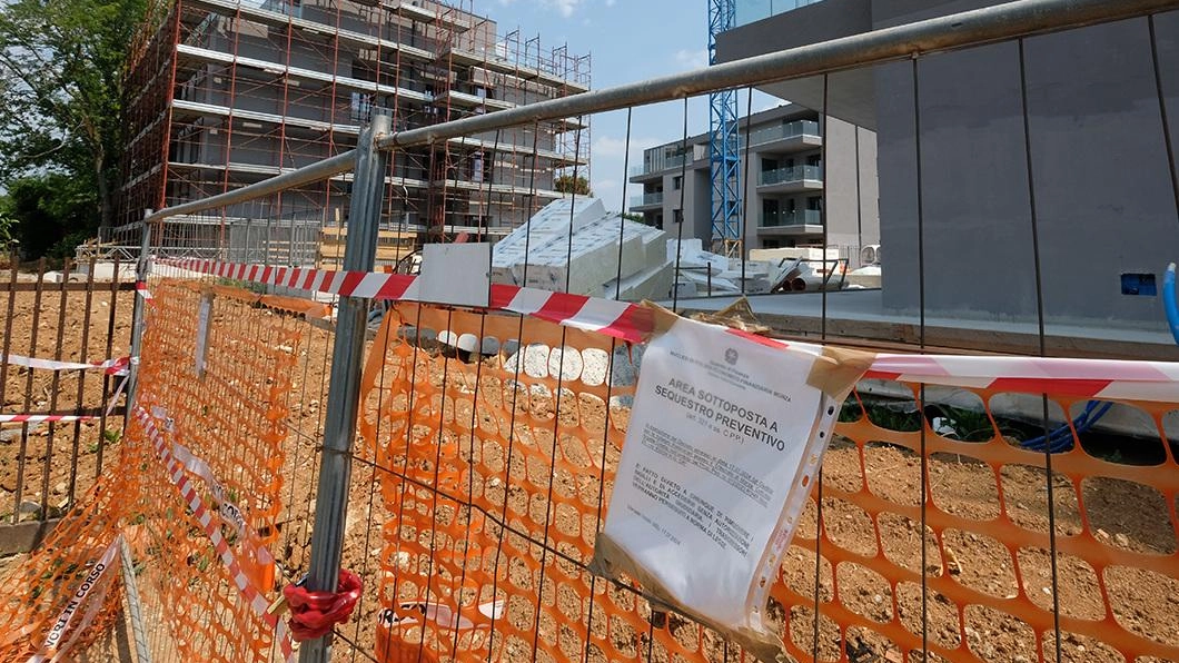 Il complesso residenziale “Verde Manara”: il cantiere è stato sequestrato Una beffa per gli acquirenti delle abitazioni Il complesso residenziale “Verde Manara”: il cantiere è stato sequestrato Una beffa per gli acquirenti delle abitazioni