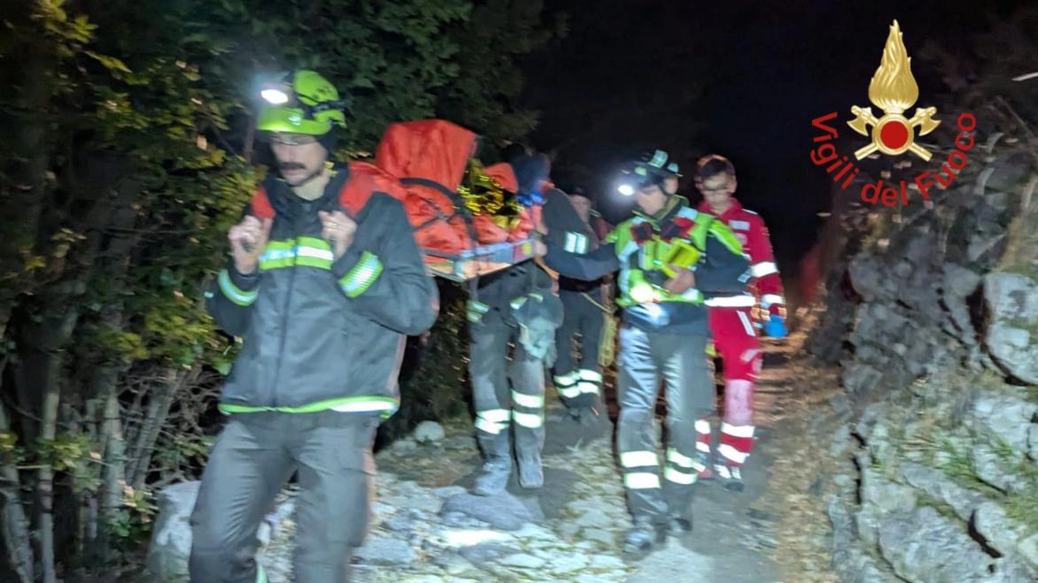 Il soccorso di Lenno da parte dei vigili del fuoco Il soccorso di Lenno da parte dei vigili del fuoco