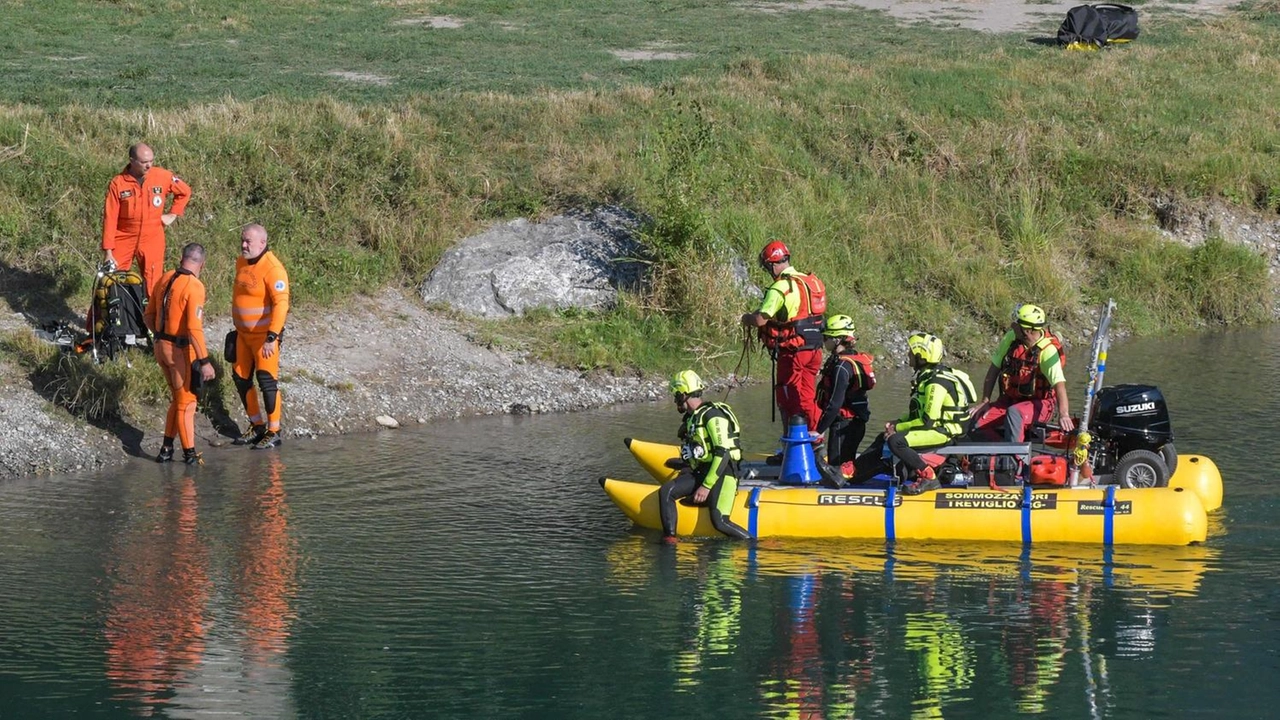 Le operazioni di ricerca dei Vigili del fuoco del corpo del 40enne Florin Banu, ultima vittima del fiume: in dieci giorni già tre morti nell’Adda