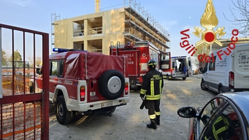 Incidente sul lavoro a Fino Mornasco, morto un operaio edile precipitato da 10 metri nel cantiere della nuova scuola
