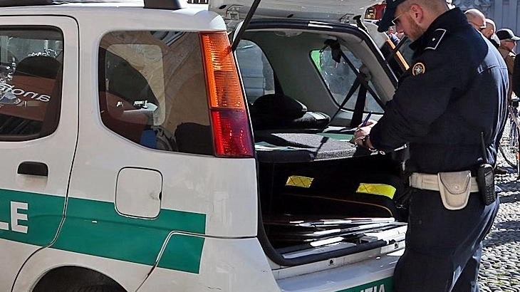 VIGEVANO (Pavia) Ha cercato di proteggere la moglie, che era effettivamente al volante al momento dell’incidente, per fortuna senza gravi conseguenze,...