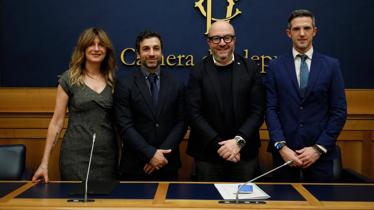 Da sinistra Margherita Maiani (segretario generale Plastic Free Onlus), Luca De Gaetano (presidente Plastic Free), Mauro Rotelli, Lorenzo Zitignani direttore generale Plastic Free Onlus