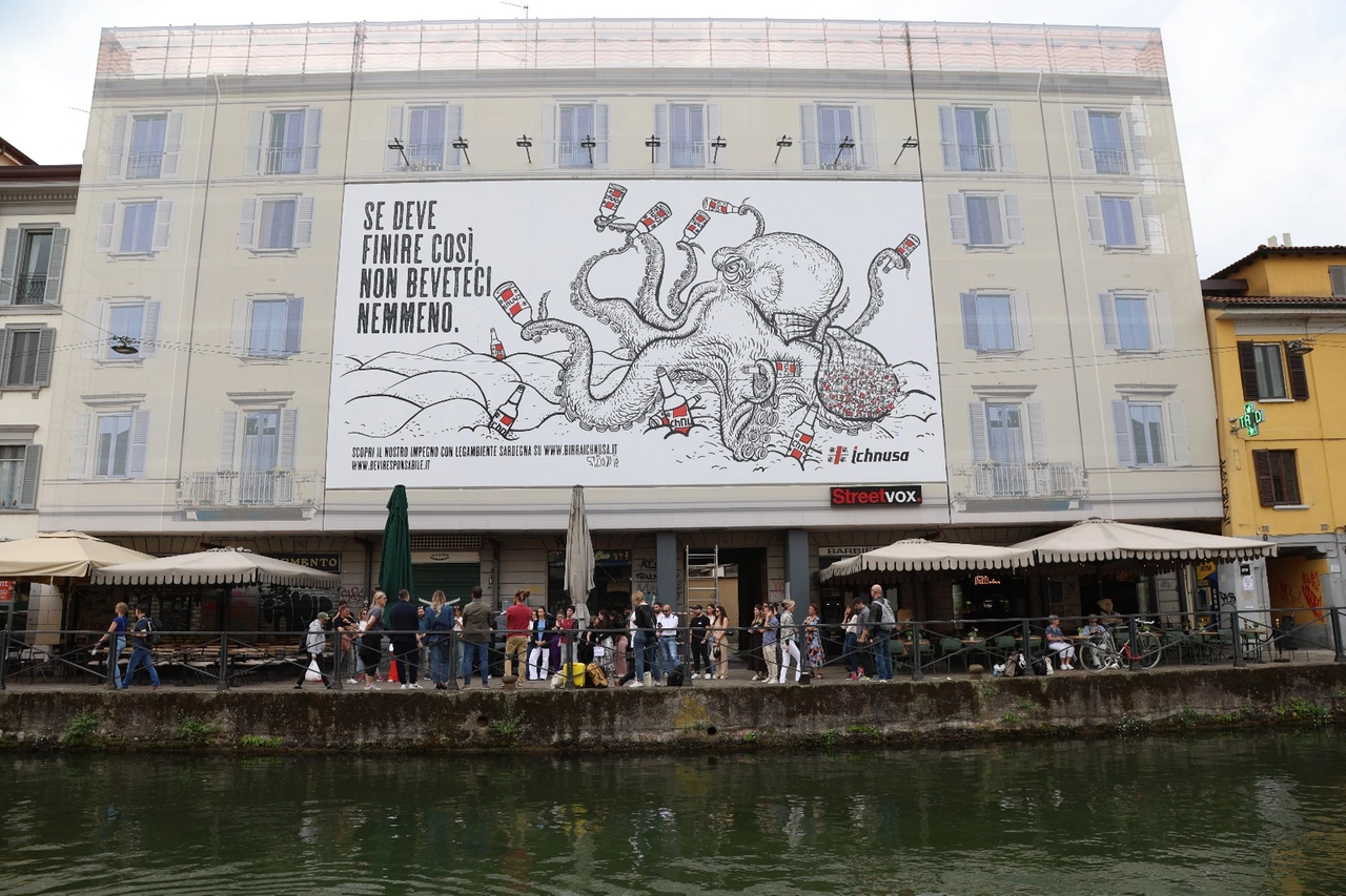 Il murale realizzato nel cuore di Ripa di Porta Ticinese, crocevia di brindisi e incontri
