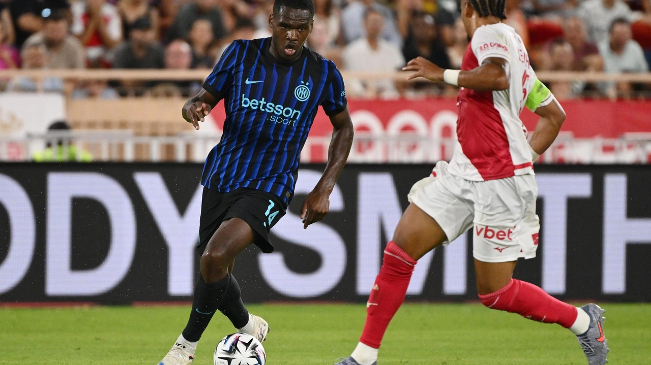 Ange-Yoan Bonny (21 anni) in azione durante l’ultima amichevole col Monaco Il francese è stato prelevato dal Parma e ha firmato con l’Inter fino al 2030 Ange-Yoan Bonny (21 anni) in azione durante l’ultima amichevole col Monaco Il francese è stato prelevato dal Parma e ha firmato con l’Inter fino al 2030