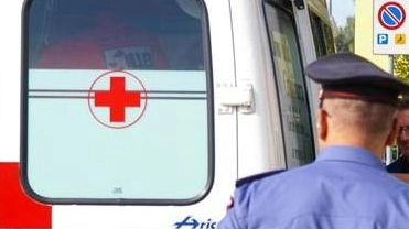 L’ambulanza e i carabinieri (foto di repertorio)