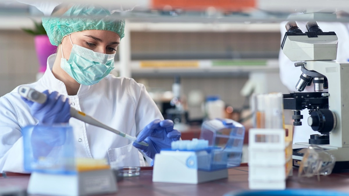 Un laboratorio per i test sul Covid (Immagine d'archivio) Un laboratorio per i test sul Covid (Immagine d'archivio)