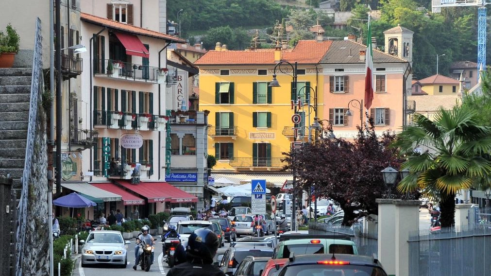 La Regione approva la progettazione della Variante di Argegno per migliorare la viabilità e valorizzare il turismo locale. Coinvolti diversi enti per realizzare una galleria di 1,5 km e risolvere le criticità del traffico.