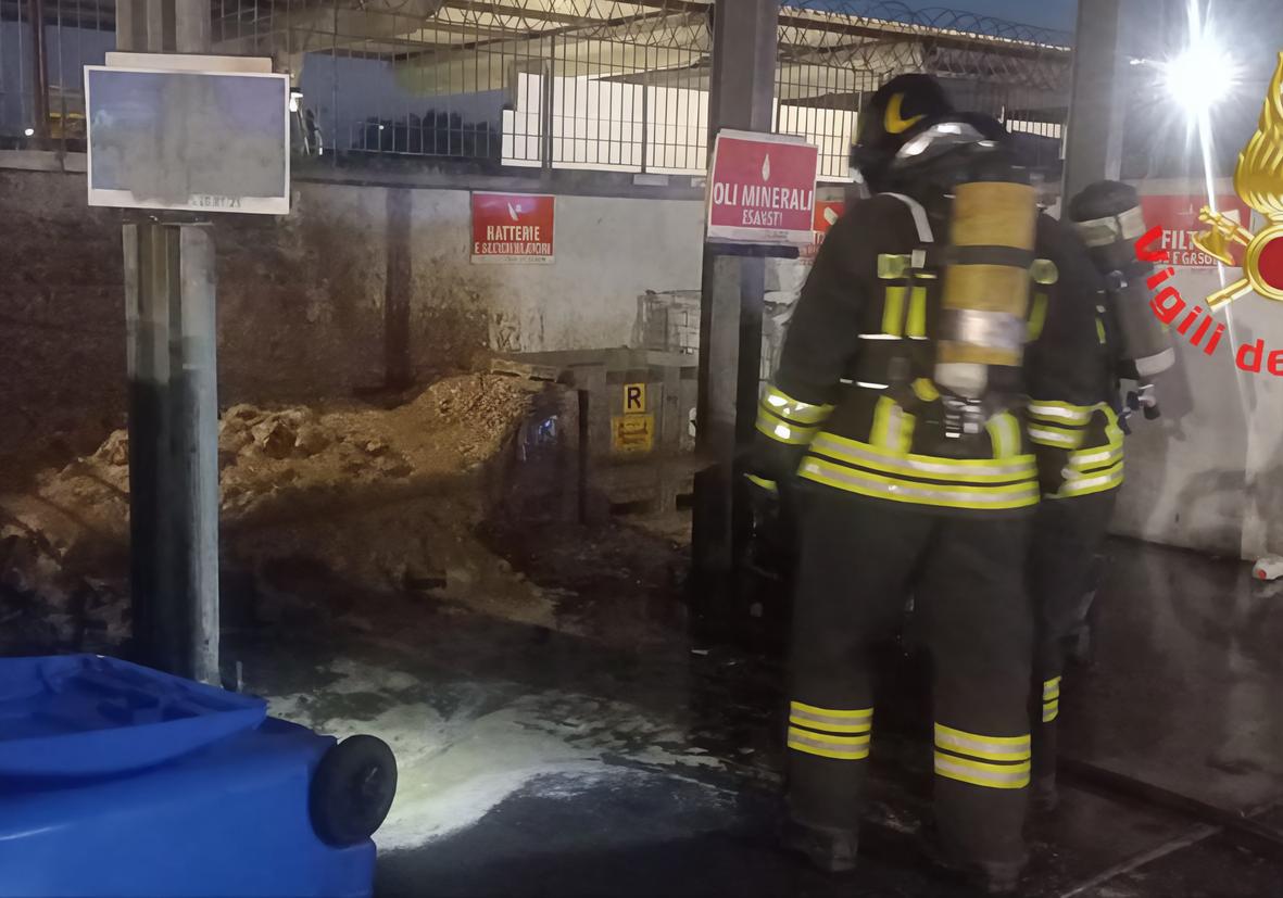 Paura in discarica. Bruciano contenitori di batterie esauste Paura in discarica. Bruciano contenitori di batterie esauste