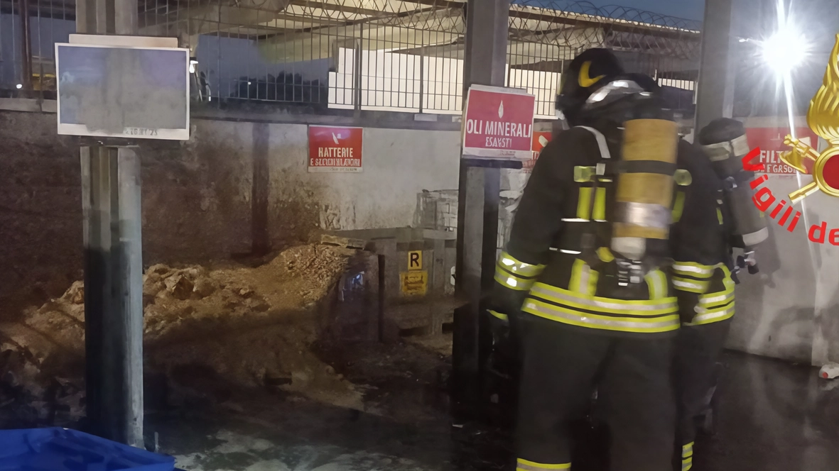Incendio domenica alla piattaforma ecologica in viale delle Industrie. Alle 21.45 le squadre del Comando di Monza e Brianza dei... Incendio domenica alla piattaforma ecologica in viale delle Industrie. Alle 21.45 le squadre del Comando di Monza e Brianza dei...