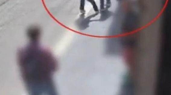 Il momento in cui il rapinatore ha strappato l’orologio dal polso sinistro del turista cinese Il momento in cui il rapinatore ha strappato l’orologio dal polso sinistro del turista cinese