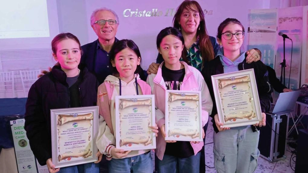 Le studentesse di Viale Legnano premiate a Paestum al concorso nazionale Mille mani per un sorriso Le studentesse di Viale Legnano premiate a Paestum al concorso nazionale Mille mani per un sorriso