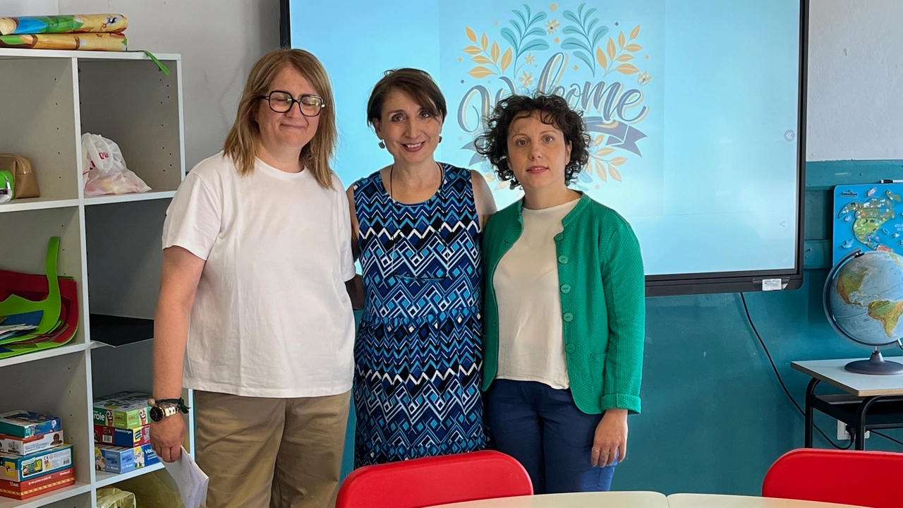 L'assessore Ilaria Maffei alla scuola Pascoli di Legnano L'assessore Ilaria Maffei alla scuola Pascoli di Legnano