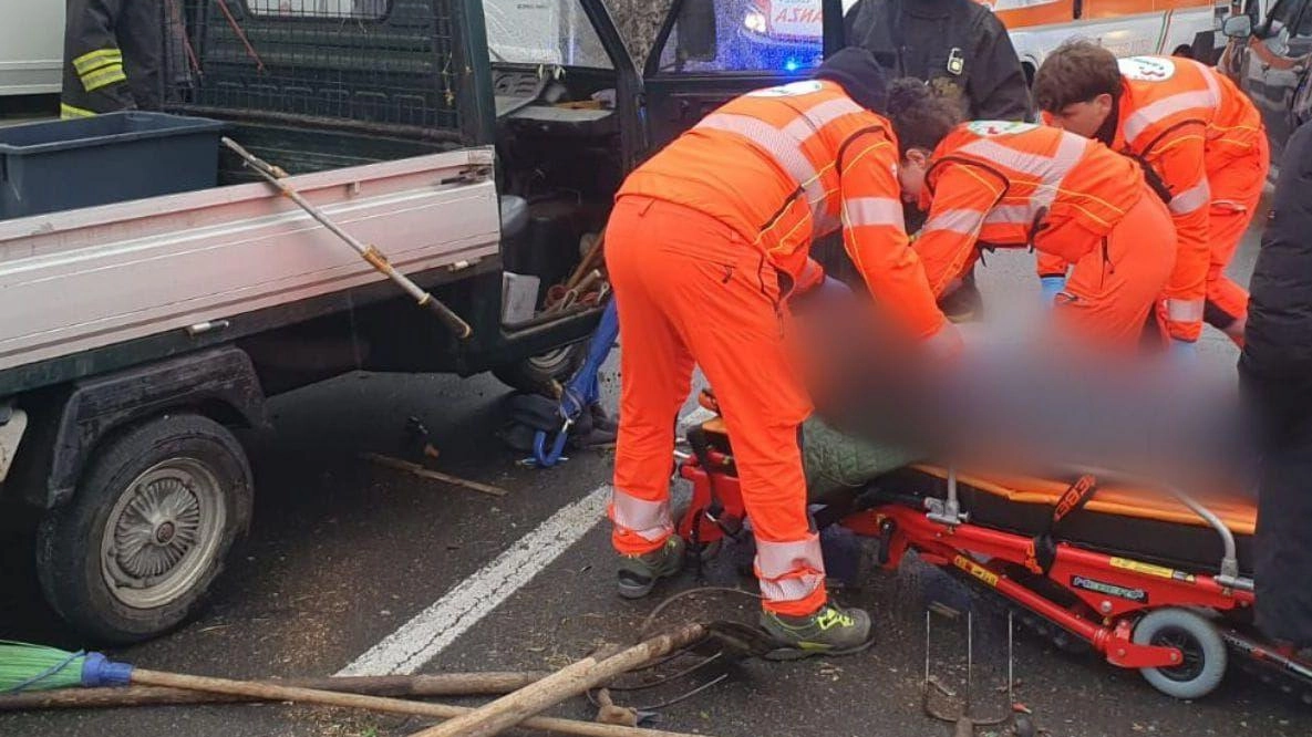 Soccorsi. a Ternate Nello scontro tra un’auto e un’Ape ha avuto la peggio il conducente del motocarro ricoverato in codice rosso