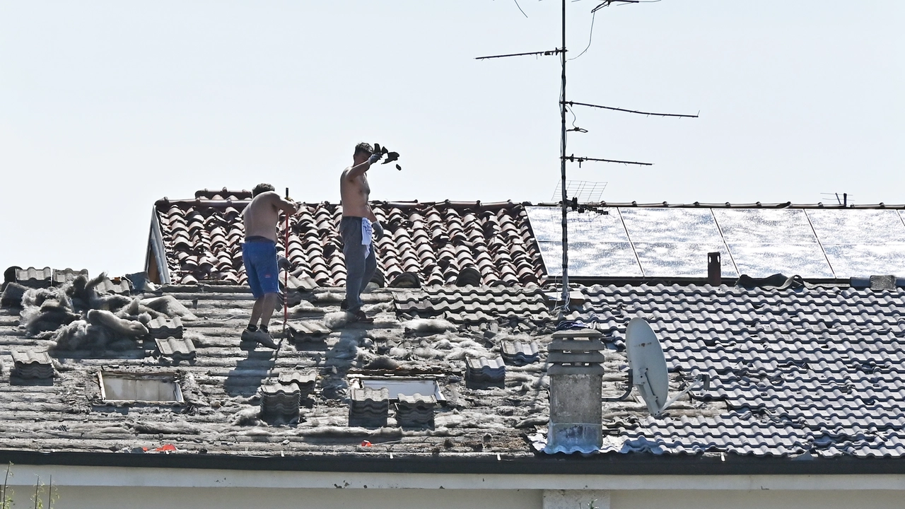 Dopo un anno e mezzo sono ancora evidenti i danni provocati dalla grandinata che si abbattuta su Turate Dopo un anno e mezzo sono ancora evidenti i danni provocati dalla grandinata che si abbattuta su Turate
