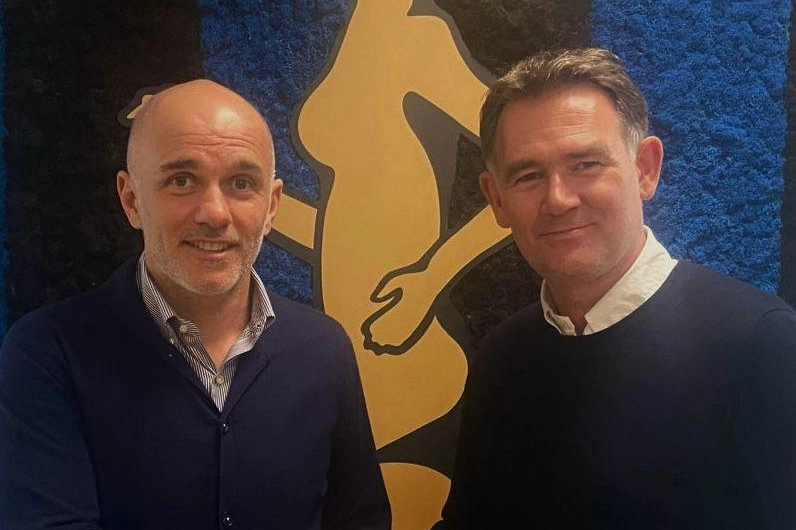 Luca Percassi, amministratore delegato dell'Atalanta, stringe la mano a John Murtough, nuovo ingresso nel mondo Dea