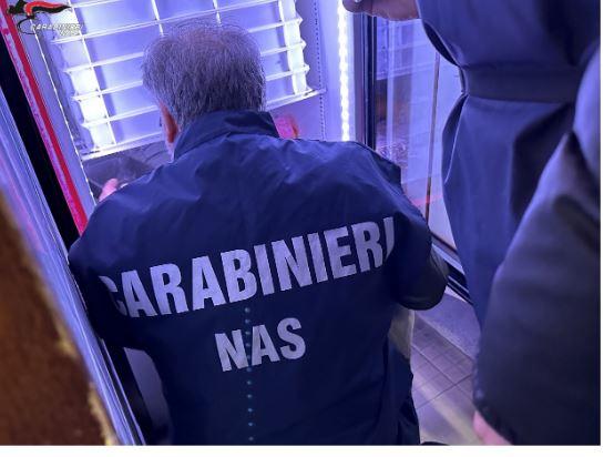 Blitz dei Nas nella Bergamasca: alimenti mal conservati e carenze igieniche. Chiusi locali e bar, multe per 39mila euro Blitz dei Nas nella Bergamasca: alimenti mal conservati e carenze igieniche. Chiusi locali e bar, multe per 39mila euro