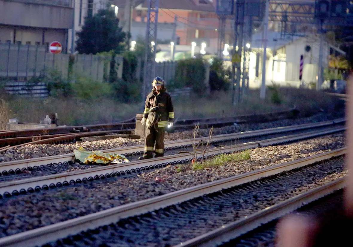 Donna travolta e uccisa da un treno alla stazione di Vittuone, corse cancellate e ritardi sulla Milano-Torino