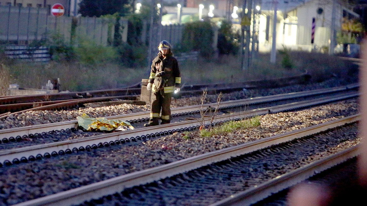 Sulla dinamica dell'incidente mortale indaga la Polizia ferroviaria (immagine di repertorio)