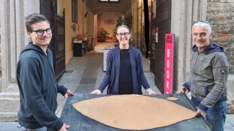 Incredibilmente il dolce speziato di 120x56 centimetri è stato ritrovato ancora integro Incredibilmente il dolce speziato di 120x56 centimetri è stato ritrovato ancora integro