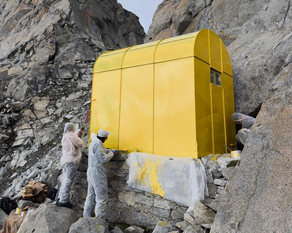 Il bivacco Zanon Morelli spicca giallo tra le rocce Il bivacco Zanon Morelli spicca giallo tra le rocce