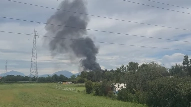 Incendio in un capannone a Cambiago (Frame video Facebook Sei di Cambiago se...)